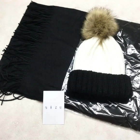 Pom hat and scarf - Picture 1 of 7